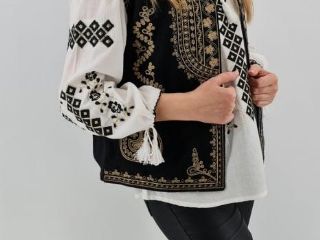 Vesta brodata cu model traditional Angelica 3