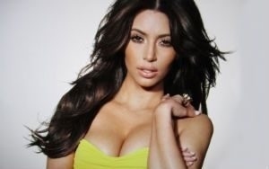 Cum sa-ti faci un machiaj smoky eyes in stilul Kim Kardashian